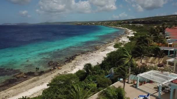 Villa praia costa Bonaire ilha Caribe mar drone aéreo vista superior 4K UHD vídeo — Vídeo de Stock