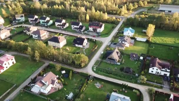 Verbrande huis na brand luchtfoto drone bovenaanzicht 4k Uhd video — Stockvideo