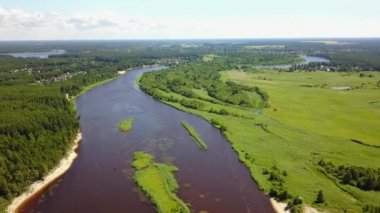Gauja Nehri Letonya drenaj içine Baltık Denizi havadan dron üstten görünüm 4k Uhd video