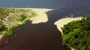 Gauja Nehri Letonya drenaj içine Baltık Denizi havadan dron üstten görünüm 4k Uhd video