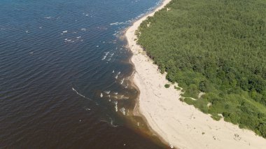 Gauja nehri Letonya Baltık Denizi 'ne dökülüyor.