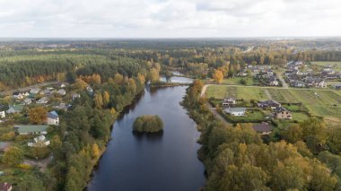 Ulbroka Gölü hava dron üstten görünüm Letonya