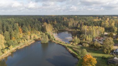 Ulbroka Gölü hava dron üstten görünüm Letonya