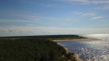 Gauja Nehri Letonya drenaj içine Baltık Denizi havadan dron üstten görünüm 4k Uhd video