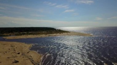 Gauja Nehri Letonya drenaj içine Baltık Denizi havadan dron üstten görünüm 4k Uhd video