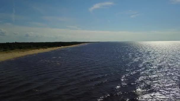ガウヤ川バルト海空中ドローン平面図 Uhd ビデオにラトビア ドレイン — ストック動画