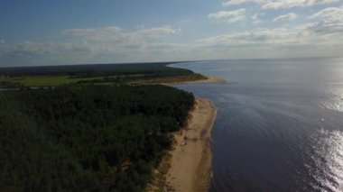 Gauja Nehri Letonya drenaj içine Baltık Denizi havadan dron üstten görünüm 4k Uhd video