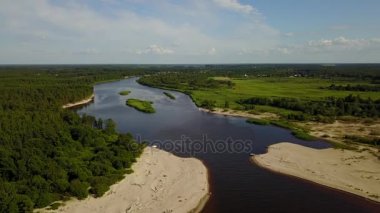 Gauja Nehri Letonya drenaj içine Baltık Denizi havadan dron üstten görünüm 4k Uhd video