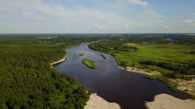 Gauja Nehri Letonya drenaj içine Baltık Denizi havadan dron üstten görünüm 4k Uhd video