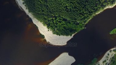 Gauja Nehri Letonya drenaj içine Baltık Denizi havadan dron üstten görünüm 4k Uhd video