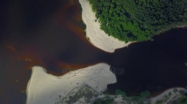 Gauja Nehri Letonya drenaj içine Baltık Denizi havadan dron üstten görünüm 4k Uhd video