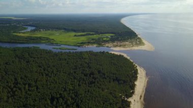 Gauja Nehri Letonya drenaj içine Baltık Denizi havadan dron üstten görünüm 4k Uhd video