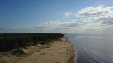 Gauja Nehri Letonya drenaj içine Baltık Denizi havadan dron üstten görünüm 4k Uhd video