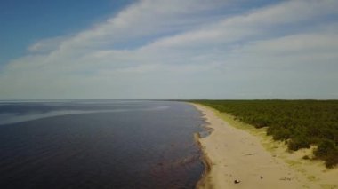 Gauja Nehri Letonya drenaj içine Baltık Denizi havadan dron üstten görünüm 4k Uhd video