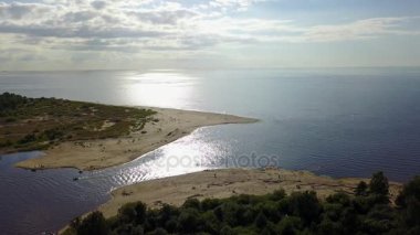 Gauja Nehri Letonya drenaj içine Baltık Denizi havadan dron üstten görünüm 4k Uhd video