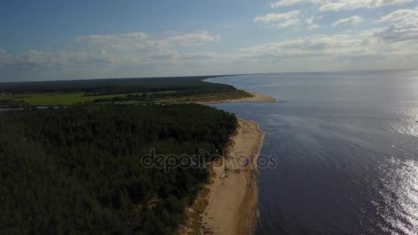 高加河拉脱维亚排入波罗的海空中无人驾驶顶视图 到视频 — 图库视频影像