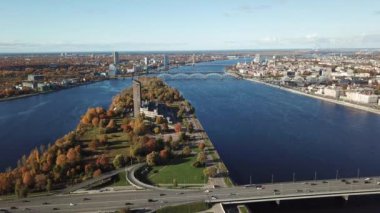 Nehir Daugava araçlarda Riga Letonya Hava dron üstten görünüm görüş 4 k Uhd video köprü 