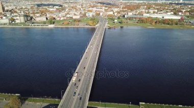 Nehir Daugava araçlarda Riga Letonya Hava dron üstten görünüm görüş 4 k Uhd video köprü 