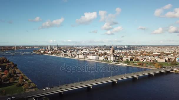 Coches Río Daugava Puente Riga Letonia Avión Tripulado Vista Superior — Vídeos de Stock