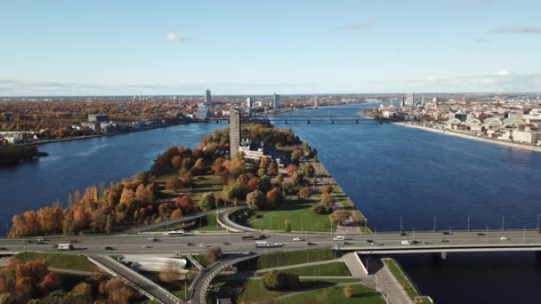 Voitures sur la rivière Daugava pont Riga Lettonie drone aérien vue du dessus 4K UHD vidéo  