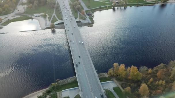 Automobili Sul Fiume Daugava Ponte Riga Lettonia Drone Aereo Vista — Video Stock
