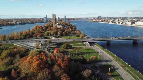 Voitures sur la rivière Daugava pont Riga Lettonie drone aérien vue du dessus 4K UHD vidéo  