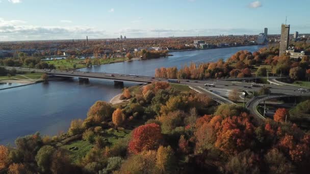 Voitures sur la rivière Daugava pont Riga Lettonie drone aérien vue du dessus 4K UHD vidéo  