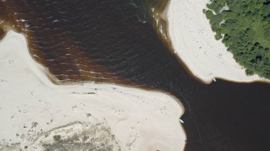 Gauja nehri Letonya Baltık Denizi 'ne dökülüyor.