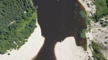 Gauja nehri Letonya Baltık Denizi 'ne dökülüyor.