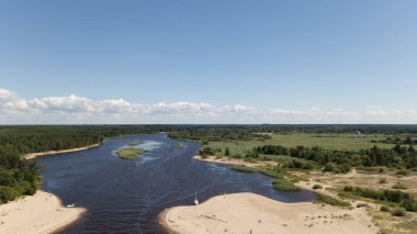 Gauja nehri Letonya Baltık Denizi 'ne dökülüyor.