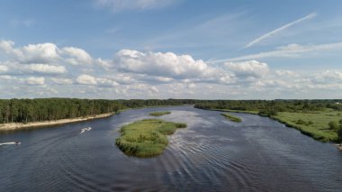 Gauja nehri Letonya Baltık Denizi 'ne dökülüyor.