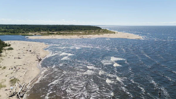 ガウジャ川ラトビアはバルト海の空中ドローンのトップビューに排水 — ストック写真