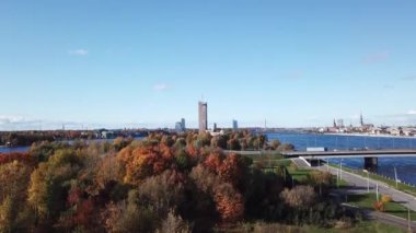 Riga Letonya Daugava Nehri Zakusala Island hava dron Üstten Görünüm 
