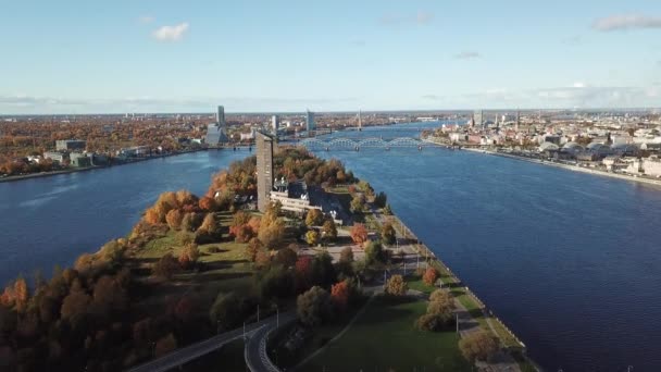 Daugava Riga Lotyšsko Řeka Zakusala Ostrov Letecké Dron Pohled Shora — Stock video