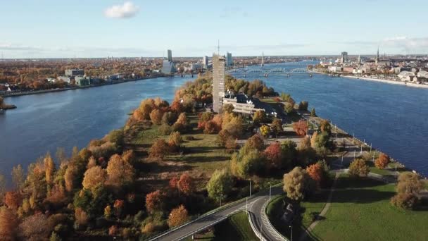 Riga Letónia Rio Daugava Ilha Zakusala Vista Superior Drone Aéreo — Vídeo de Stock