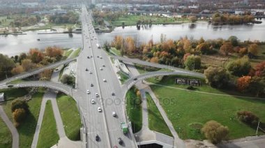 Nehir Daugava araçlarda Riga Letonya Hava dron üstten görünüm görüş 4 k Uhd video köprü 