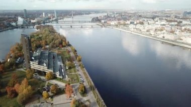 Riga Letonya Daugava Nehri Zakusala Island hava dron Üstten Görünüm 
