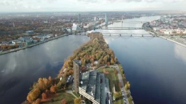 Riga Letonya Daugava Nehri Zakusala Island hava dron Üstten Görünüm 