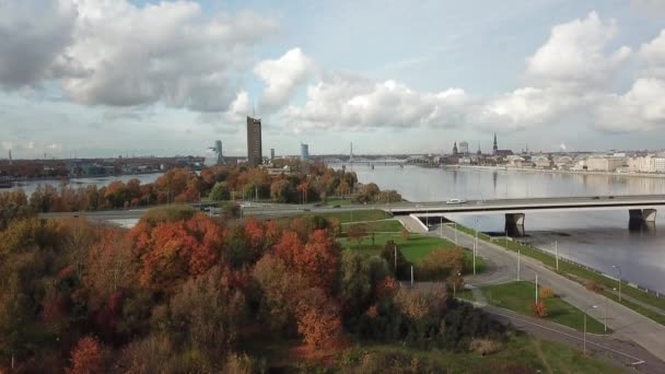 Рига Латвия Даугава Река Закусала Остров Воздушный Дрон Вид Сверху — стоковое видео