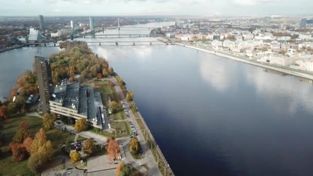 Рига Латвия Даугава Река Закусала Остров Воздушный Дрон Вид Сверху — стоковое видео