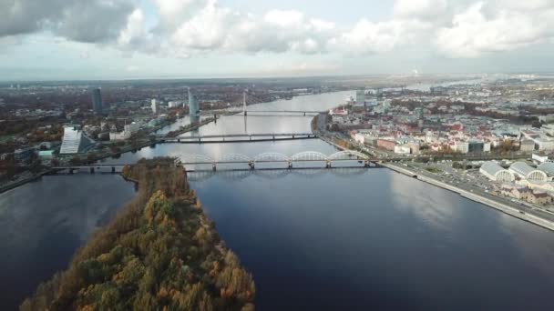 Riga Lettonia Fiume Daugava Isola Zakusala Drone Aereo Vista Dall — Video Stock