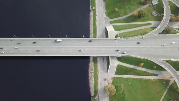 Coches Río Daugava Puente Riga Letonia Avión Tripulado Vista Superior — Vídeo de stock