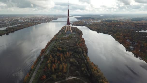 里加拉脱维亚电视塔 Zakusala 欧洲最大的空中无人机俯视图 — 图库视频影像