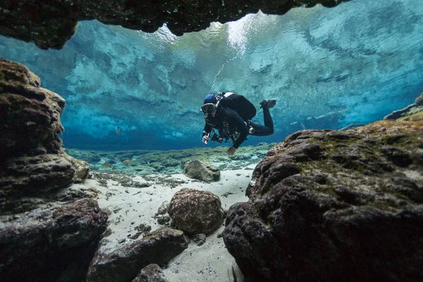 Buceadores Cuevas Submarinas Buceo Ginnie Springs Florida — Foto de Stock