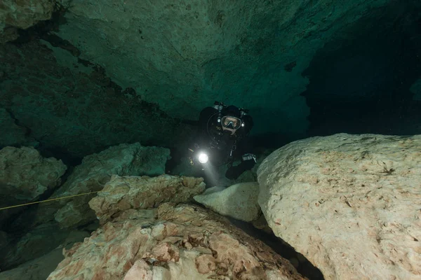 divers underwater caves diving Florida Jackson Blue cave USA