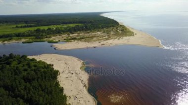 Gauja Nehri Letonya drenaj içine Baltık Denizi havadan dron üstten görünüm 4k Uhd video