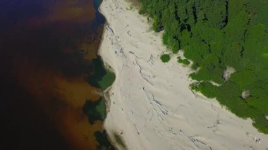 Gauja Nehri Letonya drenaj içine Baltık Denizi havadan dron üstten görünüm 4k Uhd video