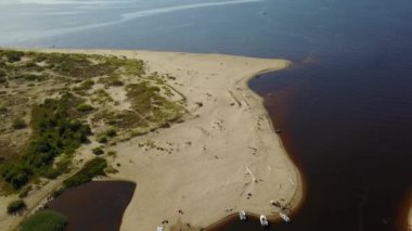 Gauja Nehri Letonya drenaj içine Baltık Denizi havadan dron üstten görünüm 4k Uhd video