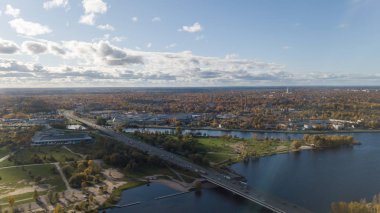 Riga Letonya Daugava Nehri Zakusala Island hava dron Üstten Görünüm