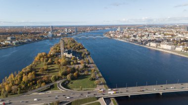 Nehir Daugava araçlarda Riga Letonya Hava dron üstten görünüm köprü